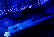 Connecteur fibre optique posé sur clavier d'ordinateur, réseau haut débit