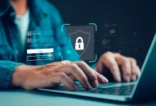 Connexion sécurisée sur ordinateur portable avec interface de login et symbole de cybersécurité