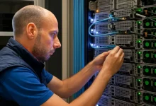 Technicien effectuant l'installation d'un serveur informatique dans une baie de data center