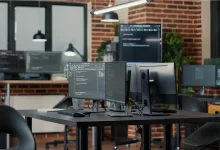 Bureau remplit de matériel informatique, espace de travail informatique moderne en open space