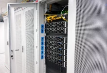 Baie de serveurs Dedié dans une salle blanche sécurisée, câblage réseau professionnel