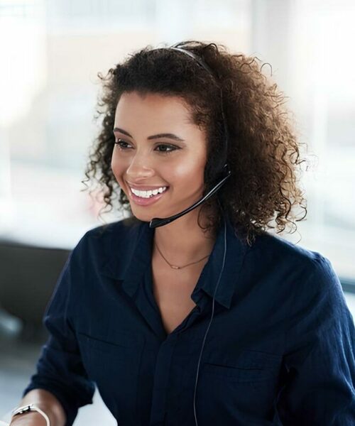 Femme souriante au support téléphonique